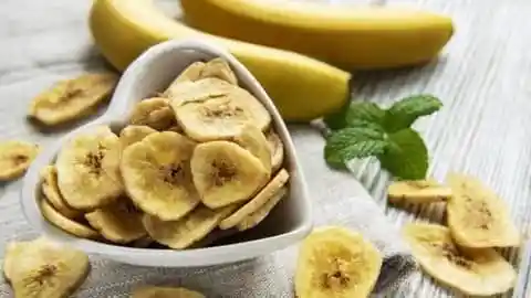 Banana Chips : आलू चिप्स से बोर हो गए हैं, तो एक बार जरूर बनाएं केले के चिप्स